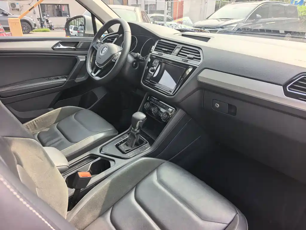 Volkswagen Tiguan L — фото 22