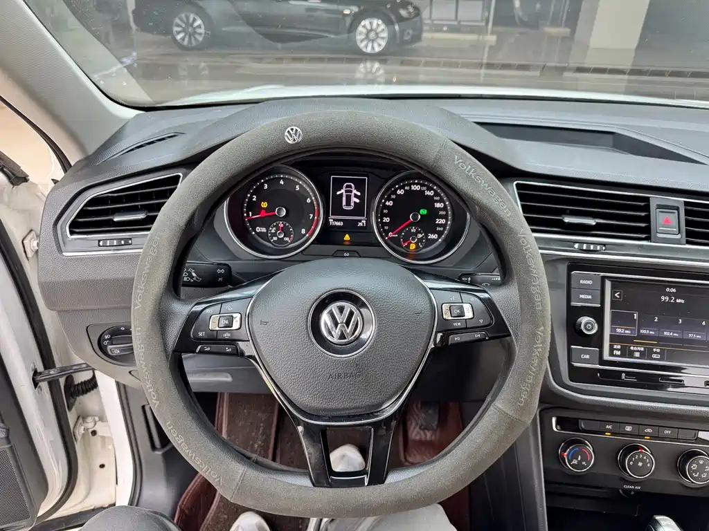 Volkswagen Tiguan L — фото 9