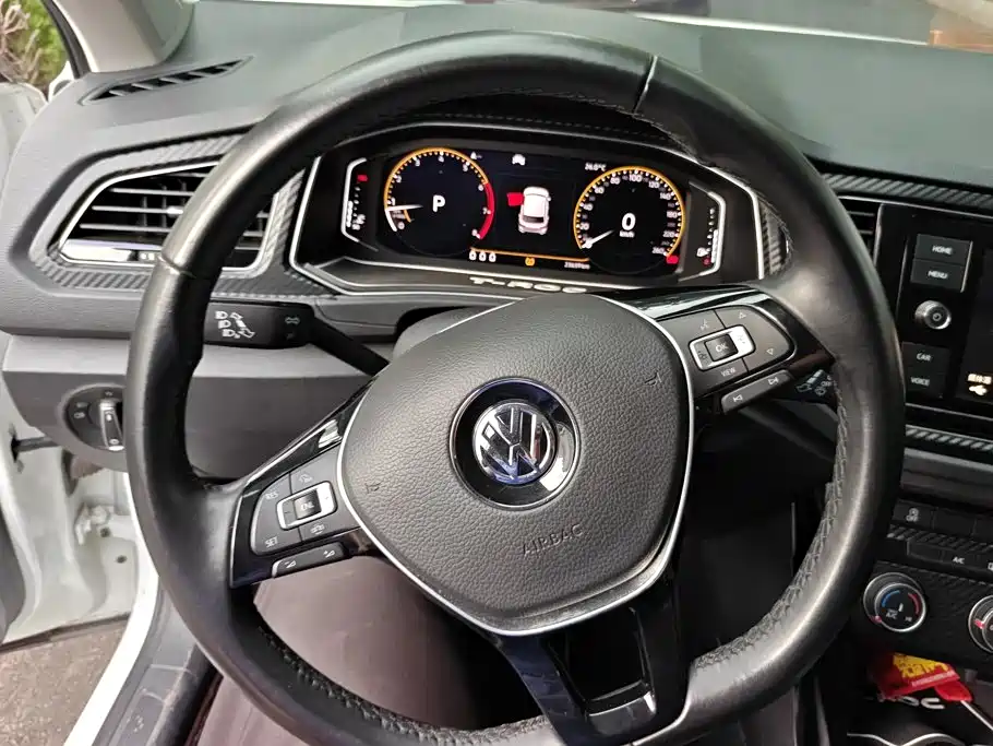 Volkswagen T-Roc — фото 15