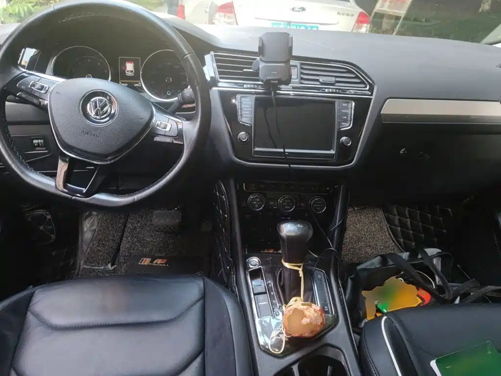 Volkswagen Tiguan L — фото 10