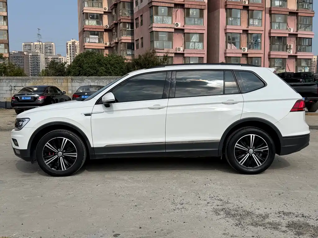 Volkswagen Tiguan L — фото 3