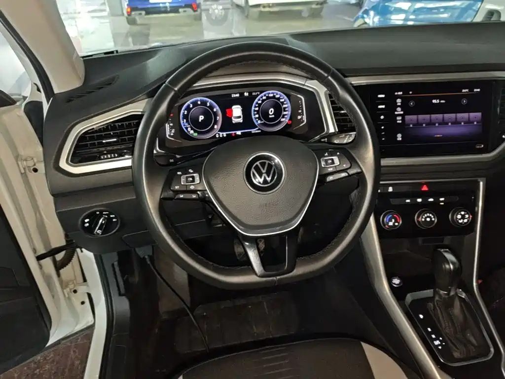 Volkswagen T-Roc — фото 10