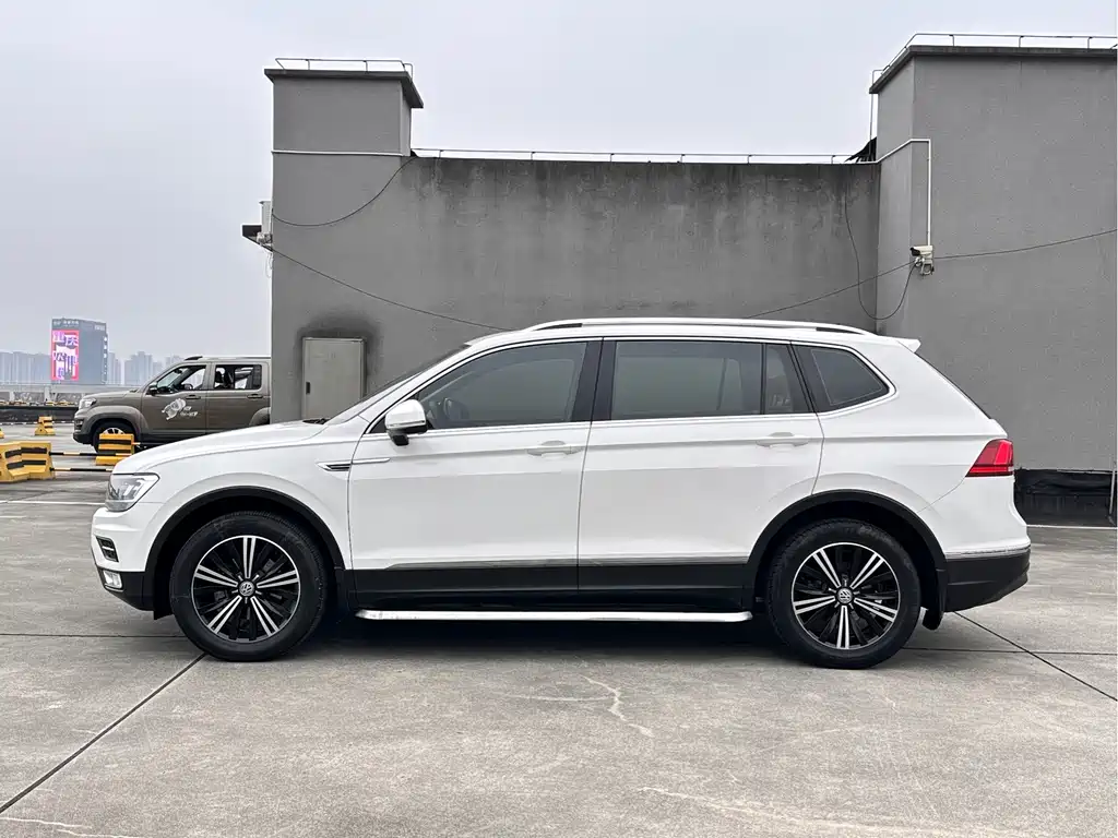 Volkswagen Tiguan L — фото 4