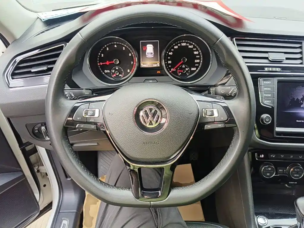 Volkswagen Tiguan L — фото 10