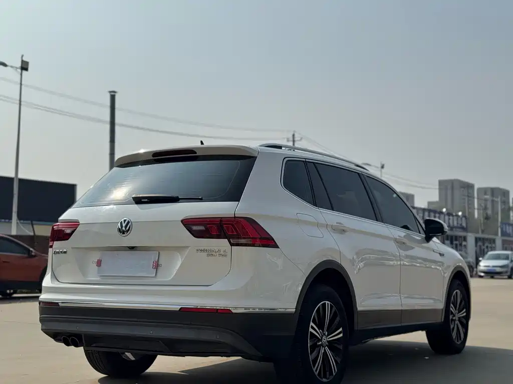 Volkswagen Tiguan L — фото 9
