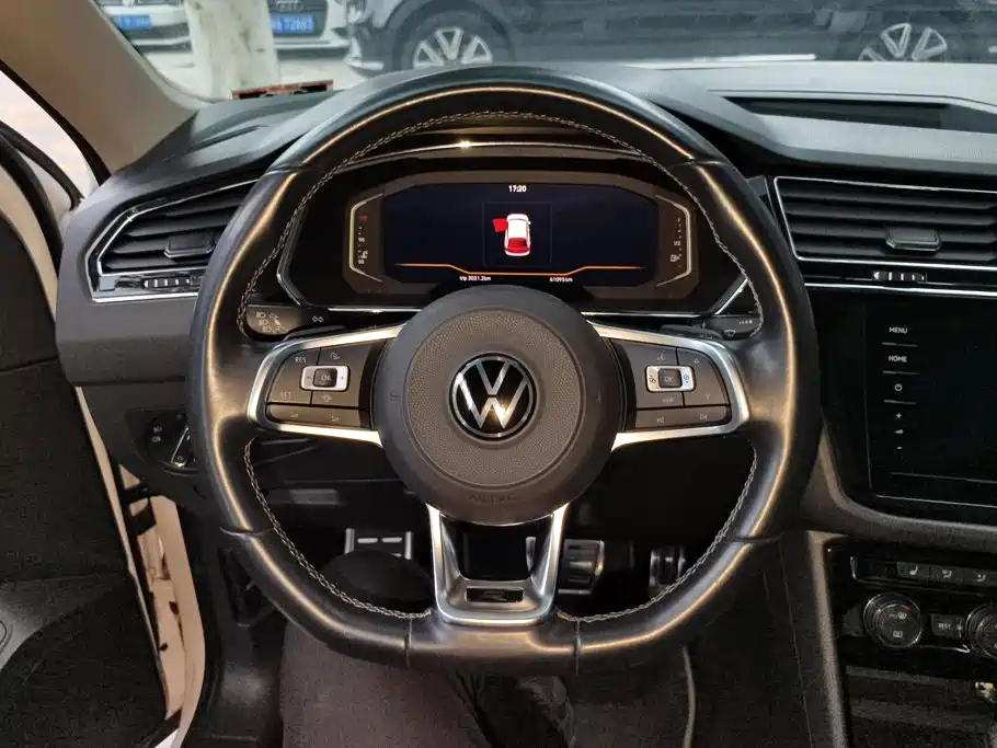 Volkswagen Tiguan L — фото 15