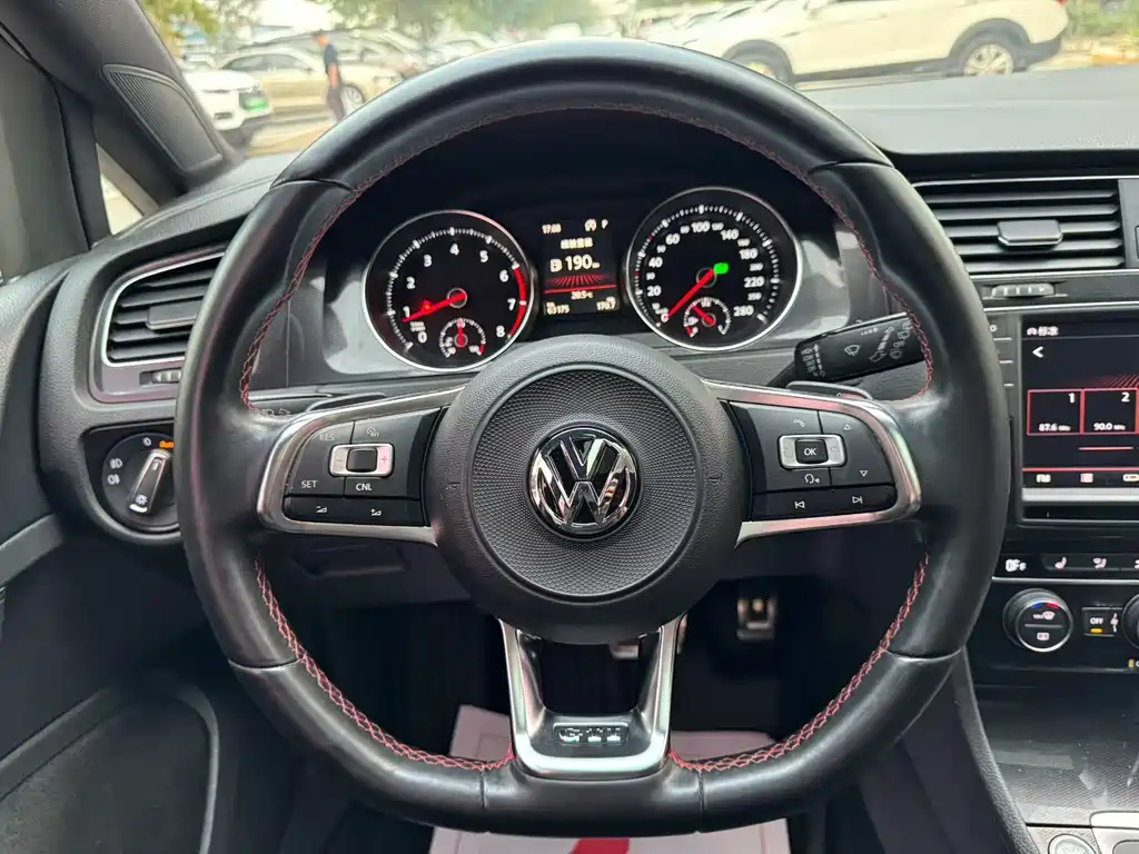 Volkswagen Golf GTI — фото 6