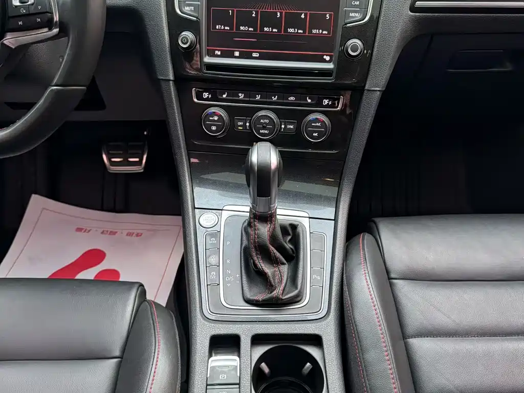 Volkswagen Golf GTI — фото 7