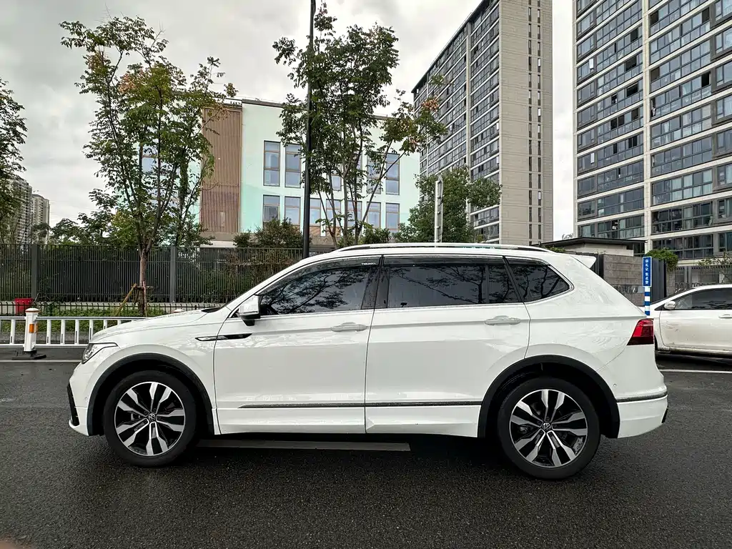 Volkswagen Tiguan L — фото 4