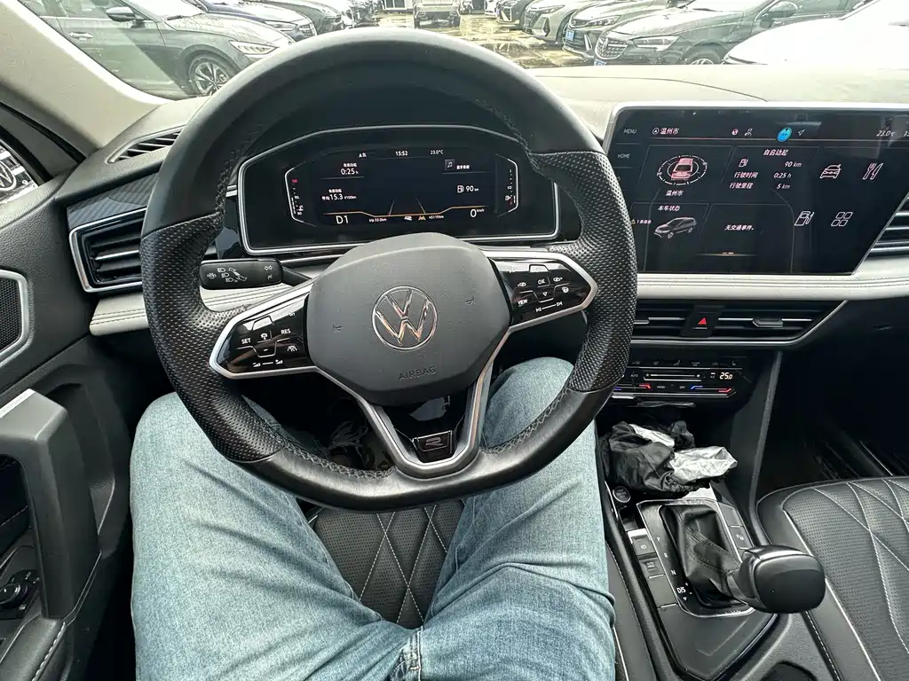 Volkswagen Tiguan L — фото 10