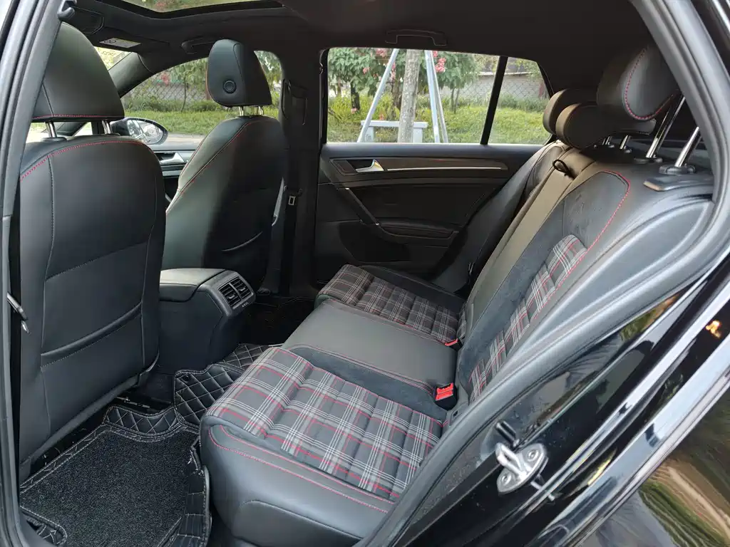 Volkswagen Golf GTI — фото 11