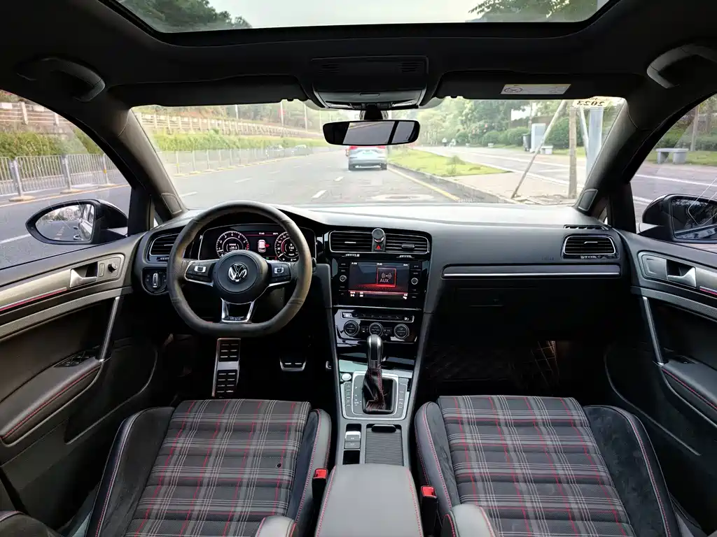 Volkswagen Golf GTI — фото 13
