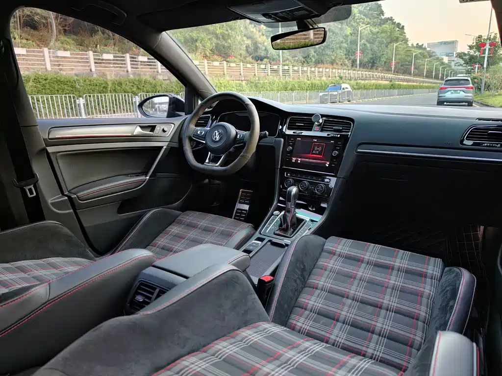 Volkswagen Golf GTI — фото 14
