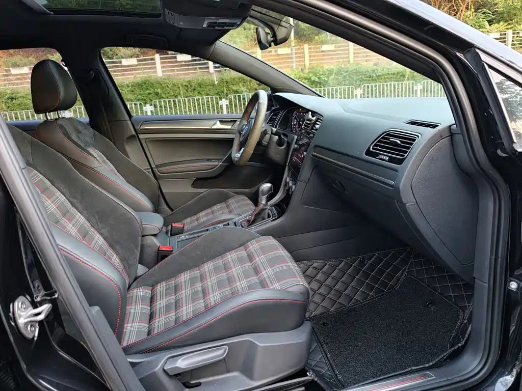Volkswagen Golf GTI — фото 16