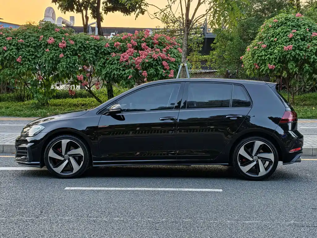Volkswagen Golf GTI — фото 7