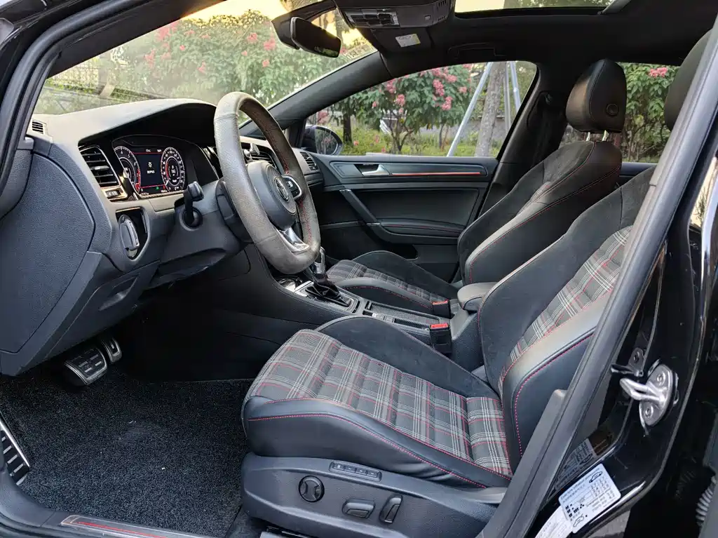 Volkswagen Golf GTI — фото 10