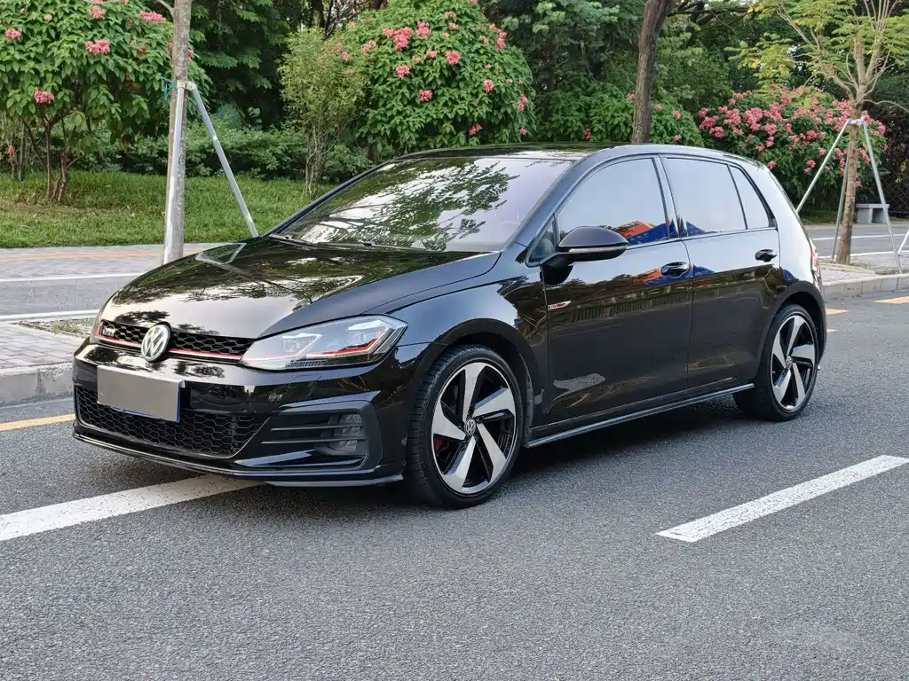 Volkswagen Golf GTI — фото 1