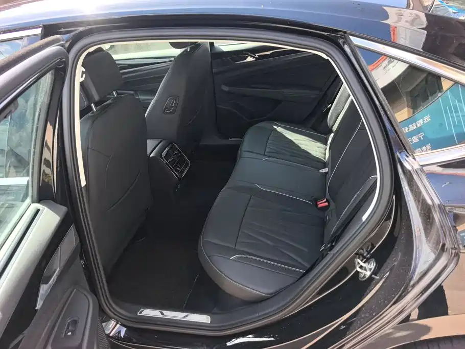 Volkswagen Passat — фото 11