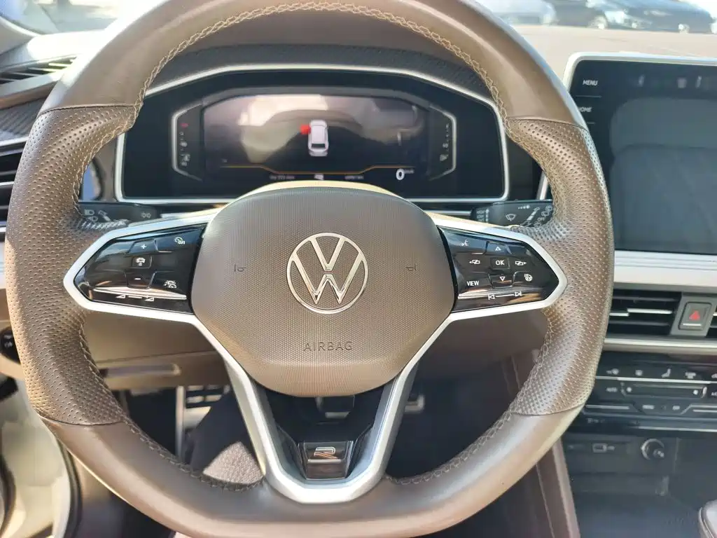 Volkswagen Tiguan L — фото 10