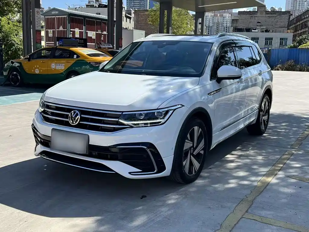 Volkswagen Tiguan L — фото 1