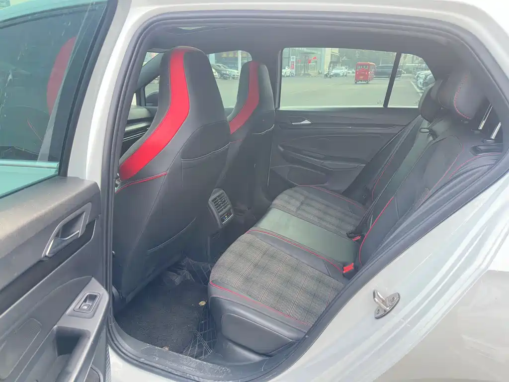 Volkswagen Golf GTI — фото 7