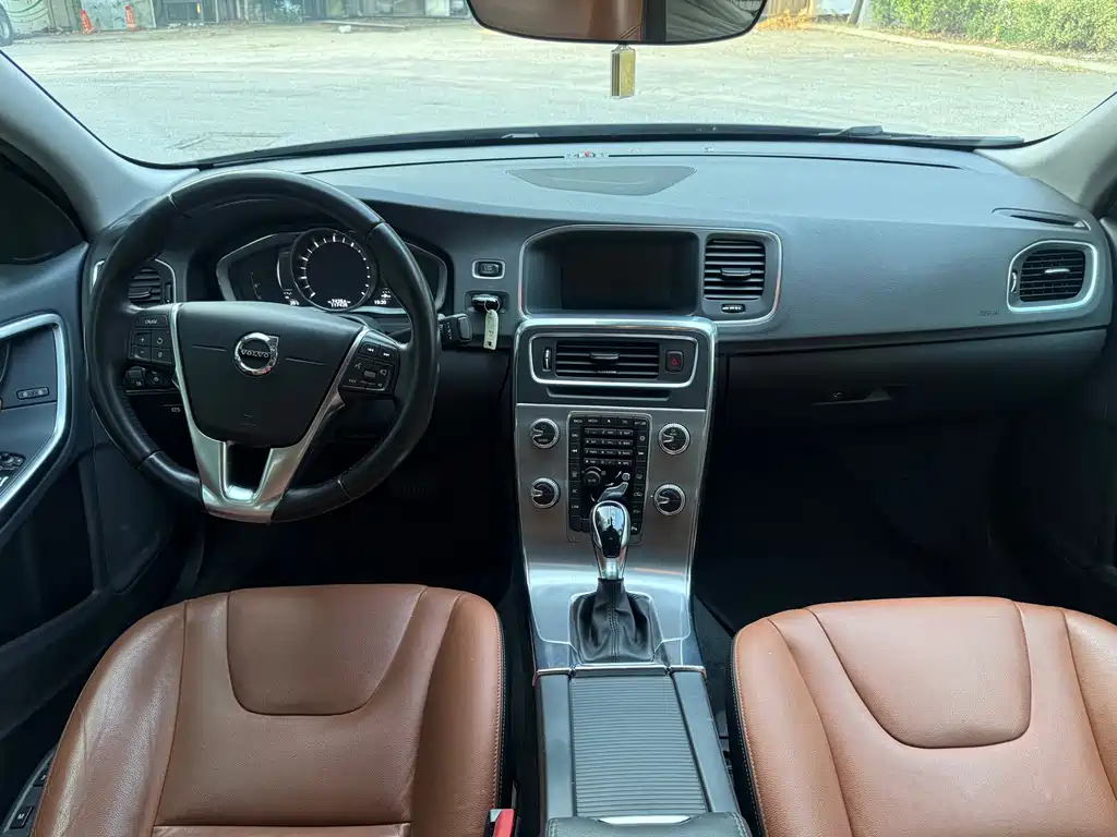 Volvo S60 — фото 11
