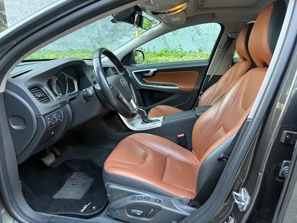 Volvo S60 — фото 16