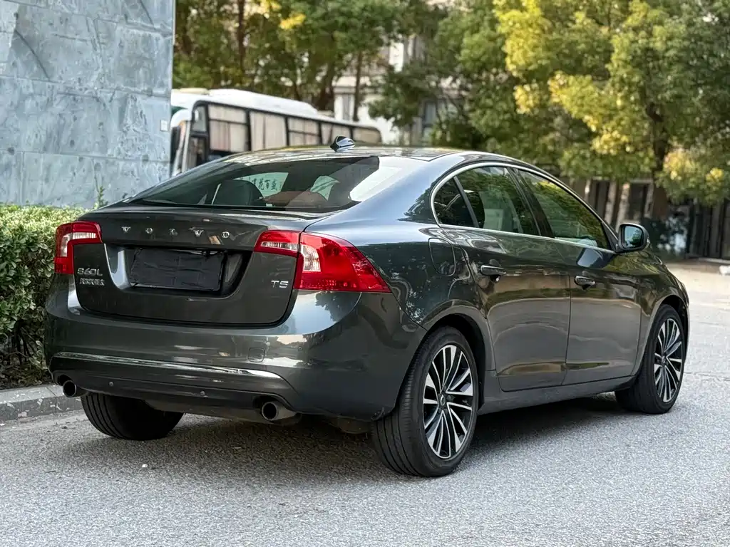 Volvo S60 — фото 4