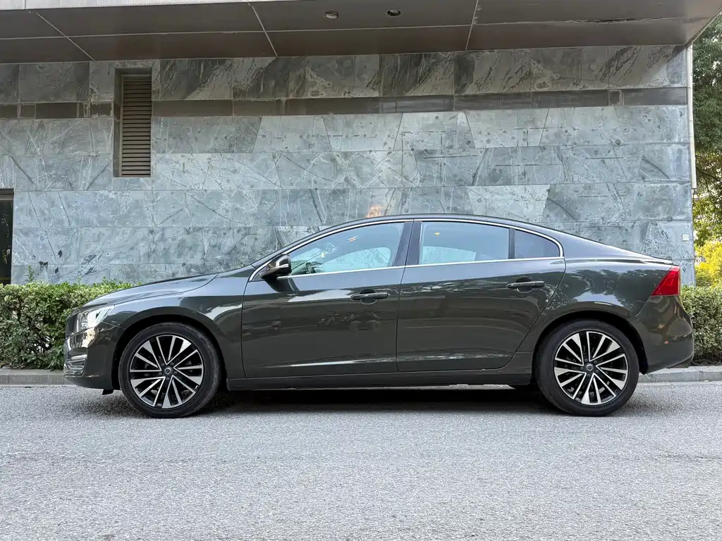Volvo S60 — фото 7