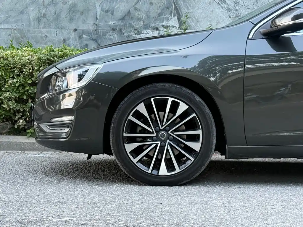 Volvo S60 — фото 8