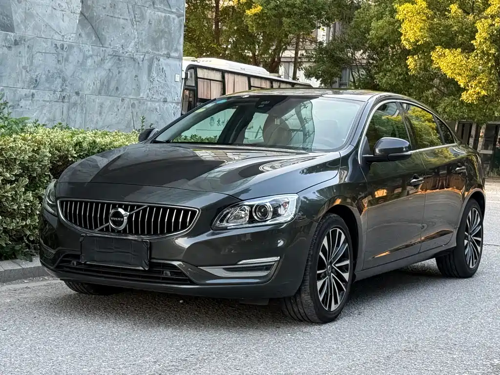 Volvo S60 — фото 1