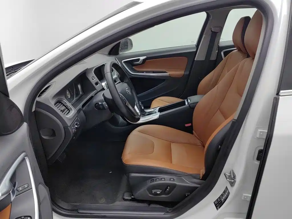 Volvo S60 — фото 10
