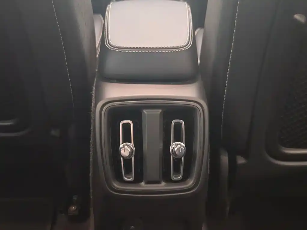 Volvo XC40 NEV — фото 19