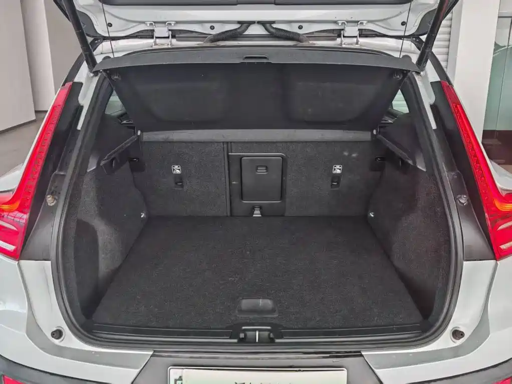 Volvo XC40 NEV — фото 20