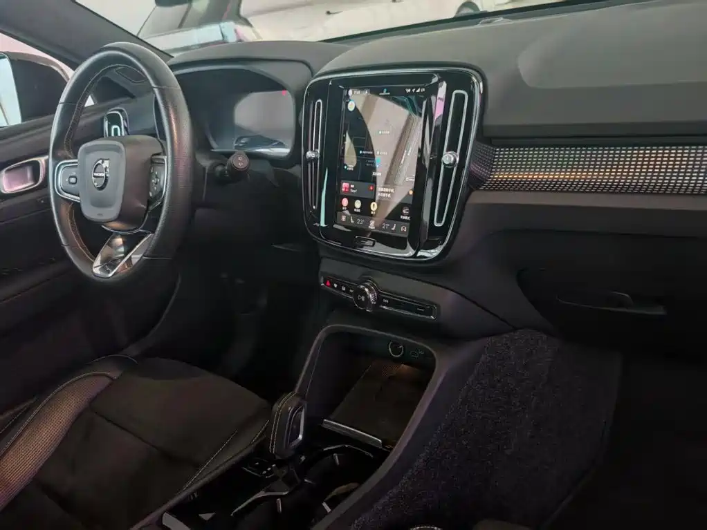 Volvo XC40 NEV — фото 24