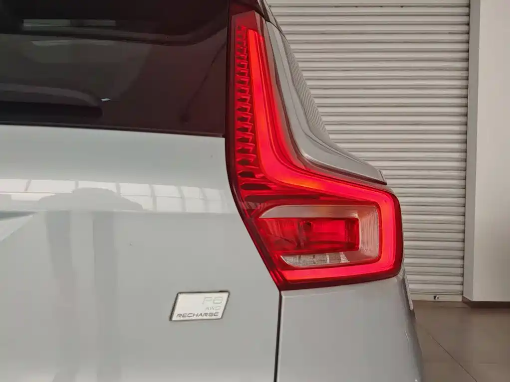 Volvo XC40 NEV — фото 9