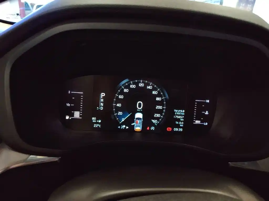 Volvo XC60 — фото 11