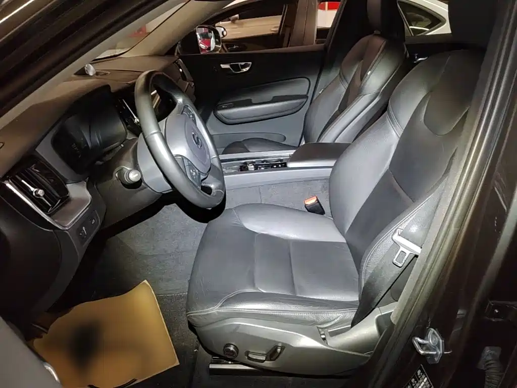 Volvo XC60 — фото 14