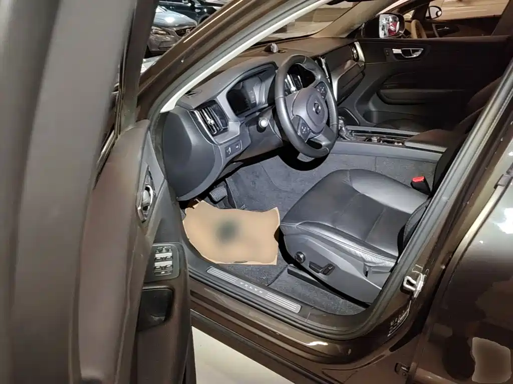 Volvo XC60 — фото 15