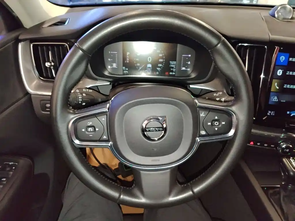 Volvo XC60 — фото 10