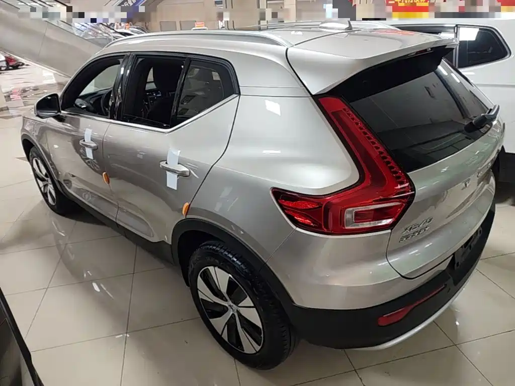 Volvo XC40 — фото 4