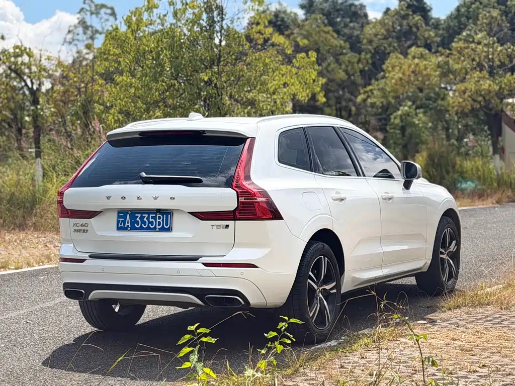 Volvo XC60 — фото 5