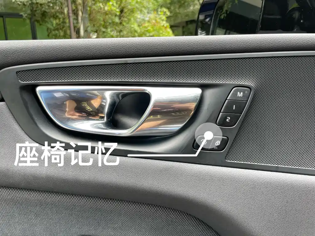 Volvo XC60 — фото 10