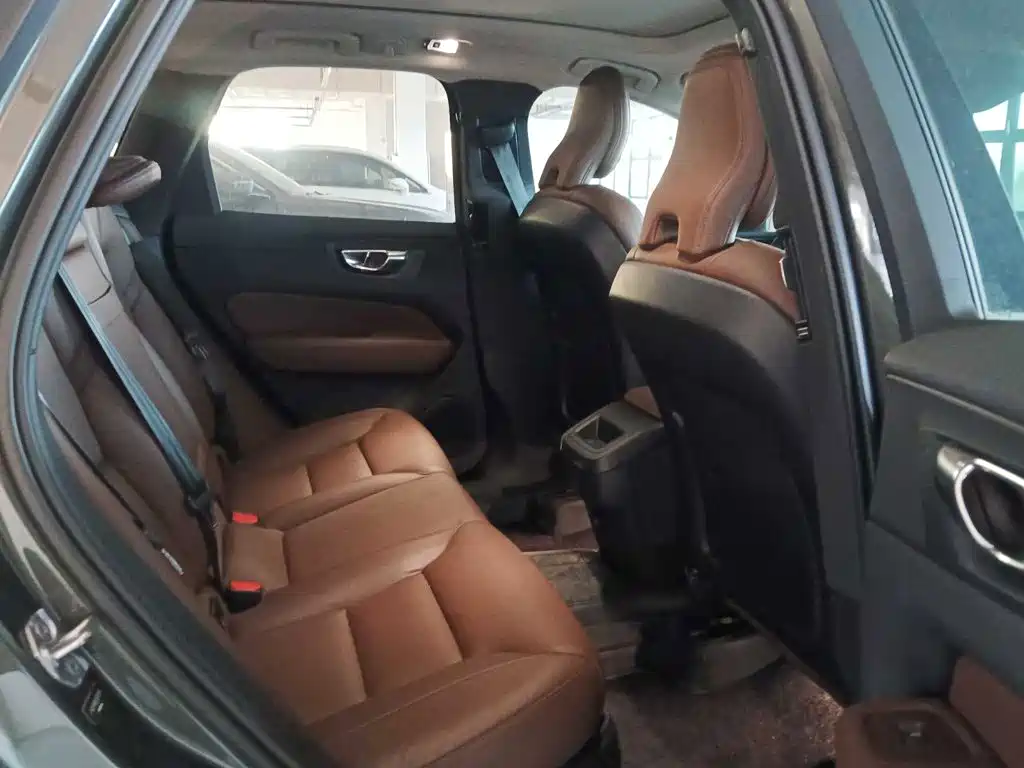 Volvo XC60 — фото 10