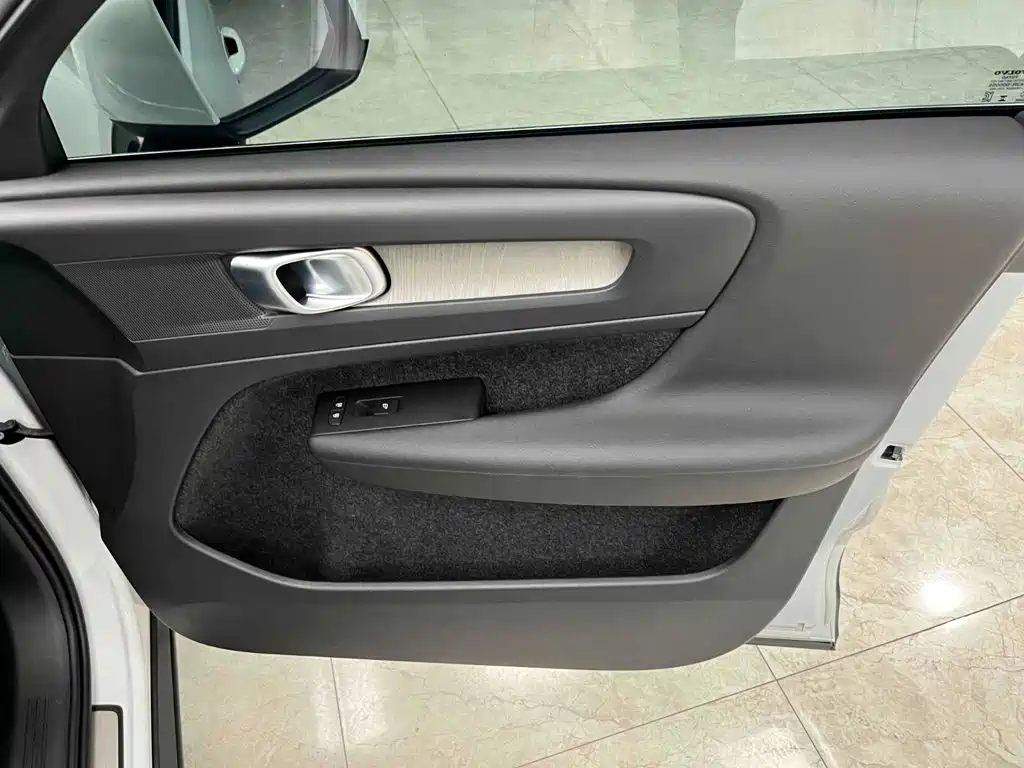 Volvo XC40 — фото 17