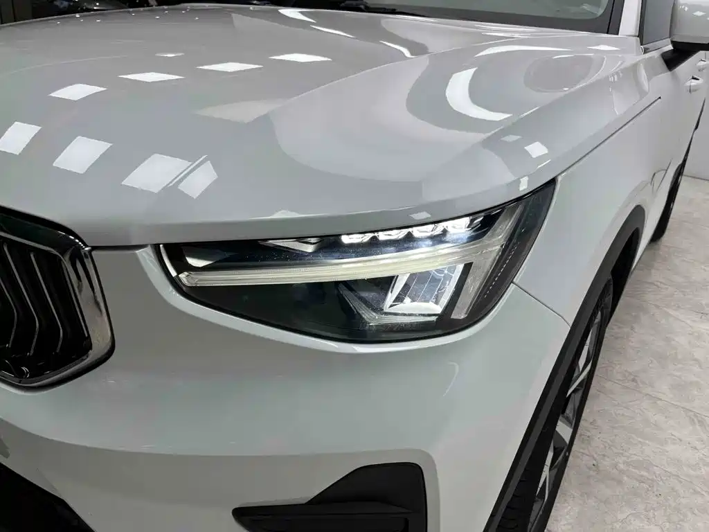 Volvo XC40 — фото 23