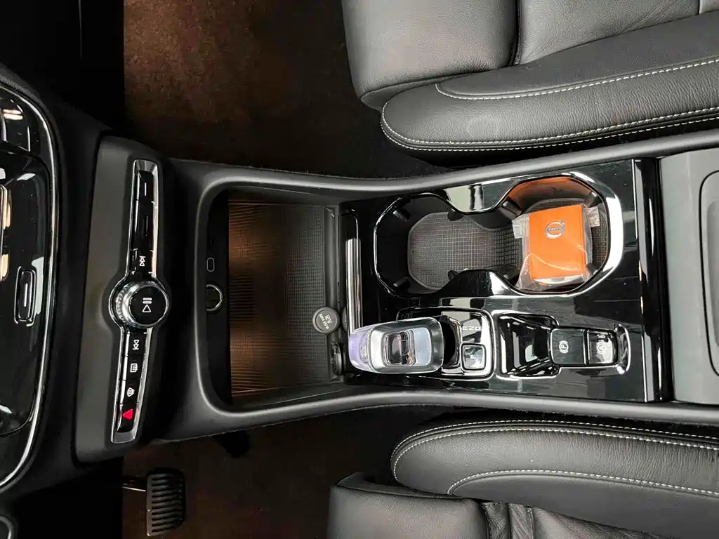 Volvo XC40 — фото 10