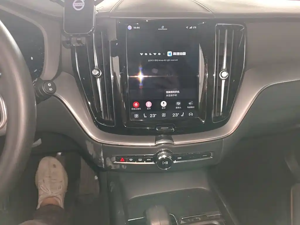 Volvo XC60 — фото 9