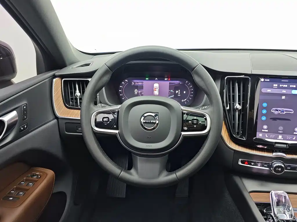 Volvo XC60 — фото 14