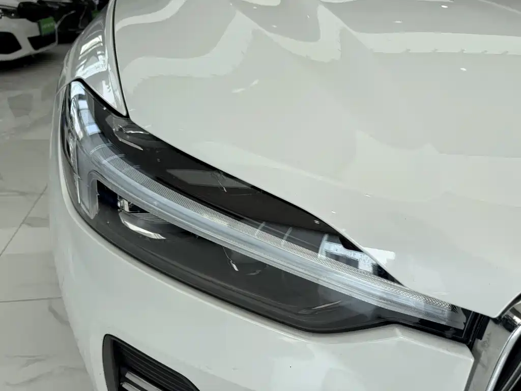 Volvo XC60 — фото 23